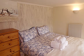 Barton Cottage - double bed in family room