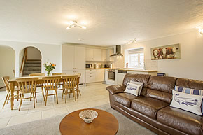 Round House - open plan lounge, kitchen and dining area