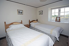 Barn End Cottage - twin bedroom