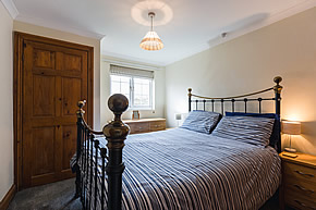 Barnsdale Cottage - double bedroom