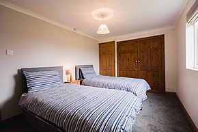 Barnsdale Cottage - twin bedroom