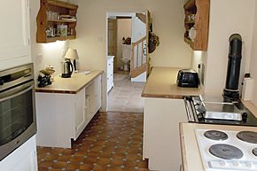 Barton Cottage - well equipped modern kitchen