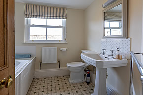 Barton Cottage - family bathroom