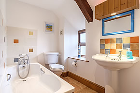 Rose Cottage - family bathroom