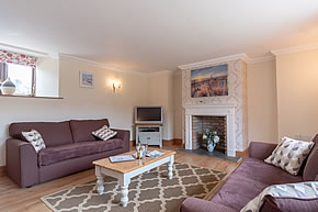 Rose Cottage - spacious lounge with feature fireplace